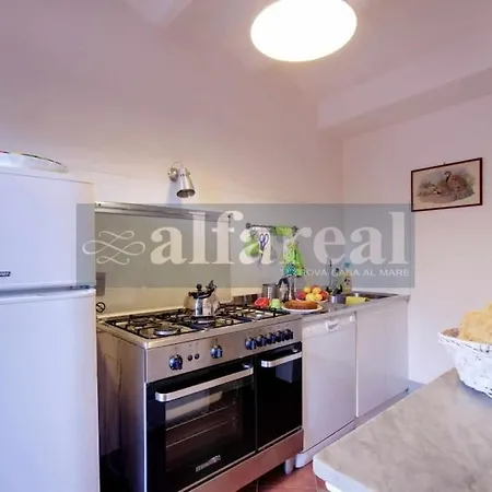 Apartment Il Poggetto Piano Terra, 4 Camere, Vista Mozzafiato, A 200 M Dal Mare! By Alfareal *